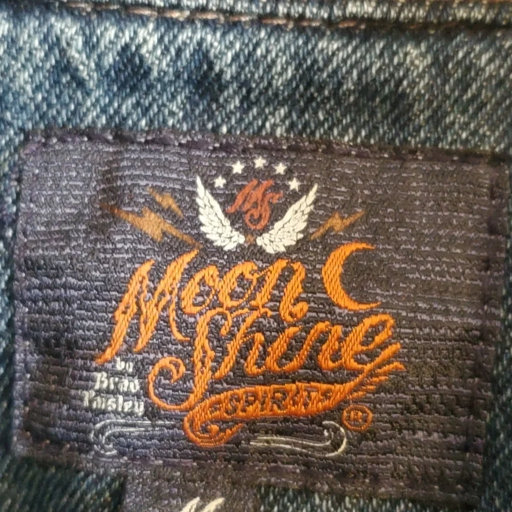 MOONSHINE SPIRITS BY BRAD PAISLEY. DENIM JACKET. DISTRESSED. MENS MED - Picture 3 of 9